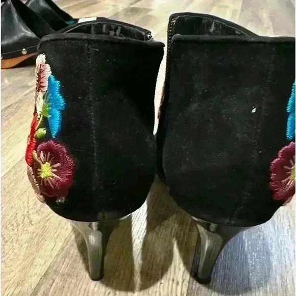 Beverly Feldman floral embroidered heeled boots - Picture 6 of 10